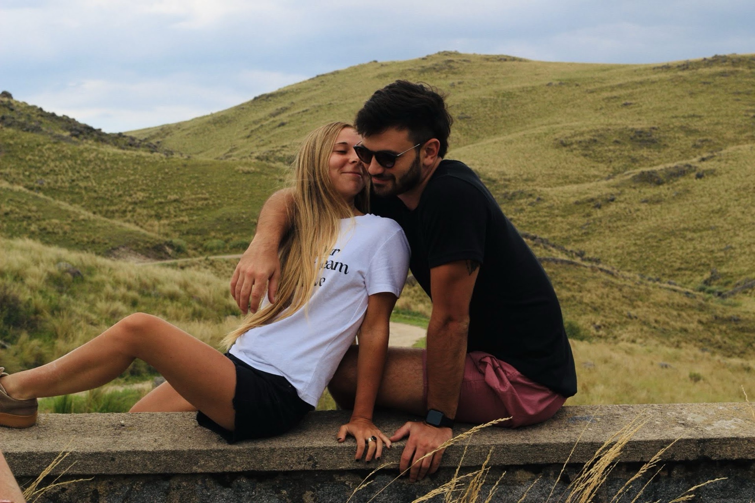 Fran y Santi abrazados en las sierras